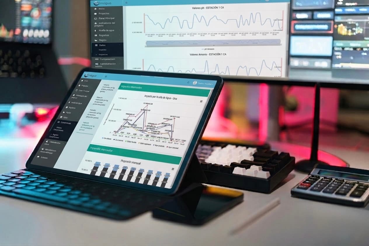 Tablet en escritorio mostrando software Mimasoft